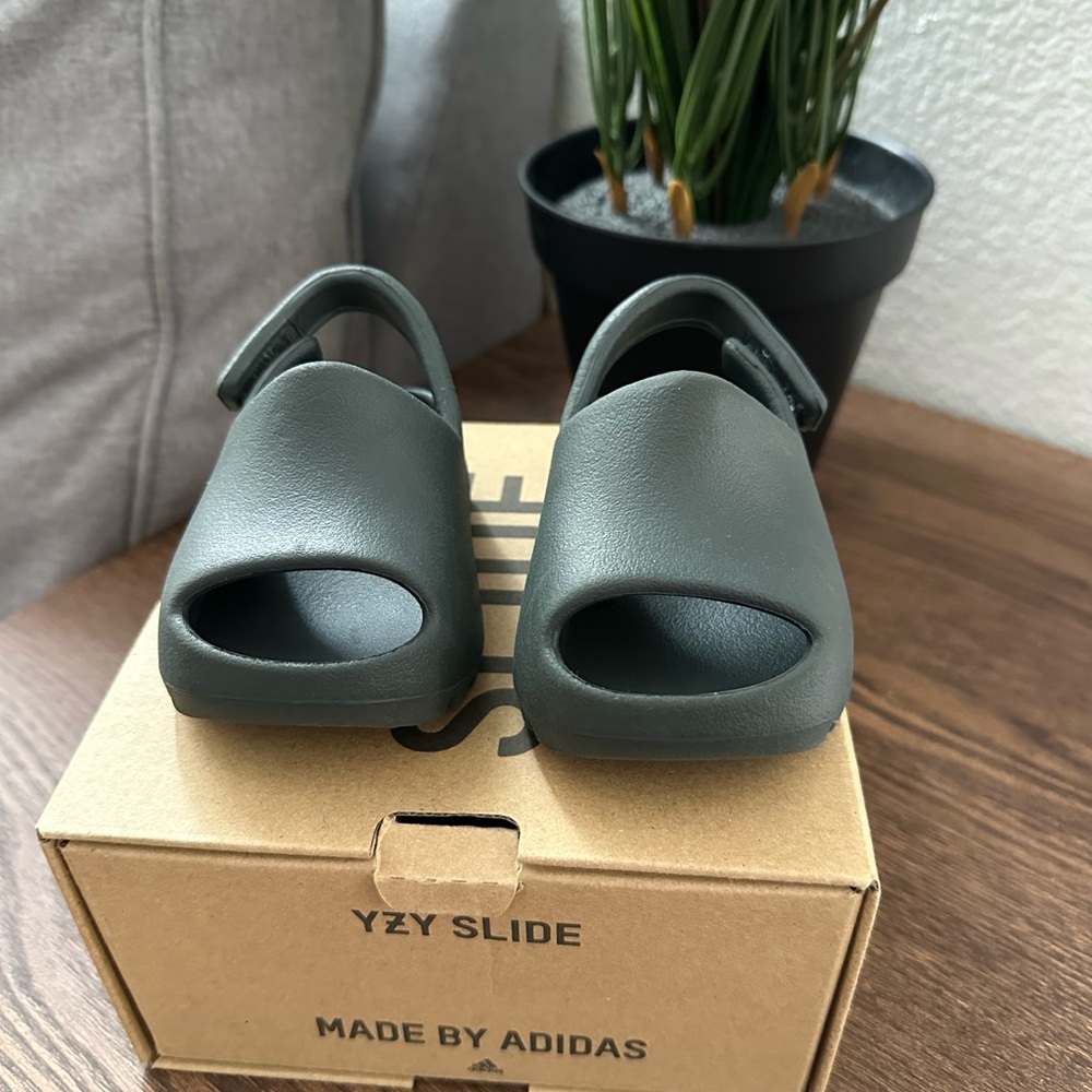 Adidas Kids Yeezy Slide Dark Gray - Picture 7 of 7
